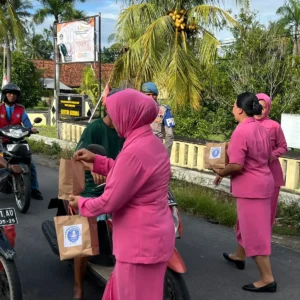 Polres Lombok Barat Bagikan Takjil Gratis di Jalur Gerung
