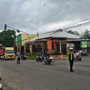 Jelang Berbuka, Sat Lantas Polres Dompu Kendalikan Arus, Dompu Tetap Lancar dan Kondusif