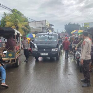 Menjelang Berbuka Puasa Aktivitas Masyarakat Meningkat, Personel Polsek Woha Hadir Melalui Patroli Ngabuburit