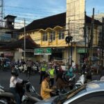 Personel Pos Yan Masbagik Atur Lalu Lintas Antisipasi Ramainya Ngabuburit