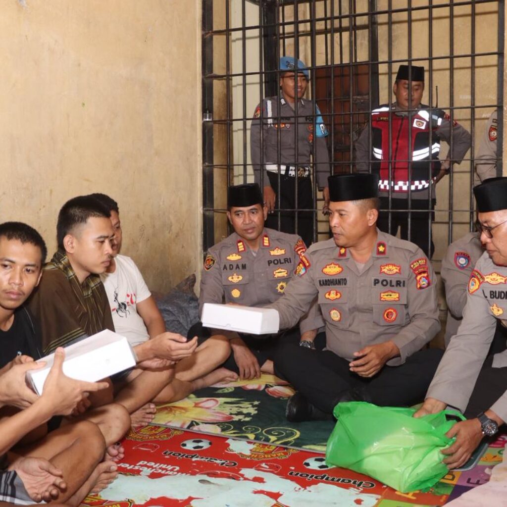 Bentuk Kepedulian di Bulan Suci Ramadan, Polres Loteng Bagikan Makanan untuk Tahanan. ‎
