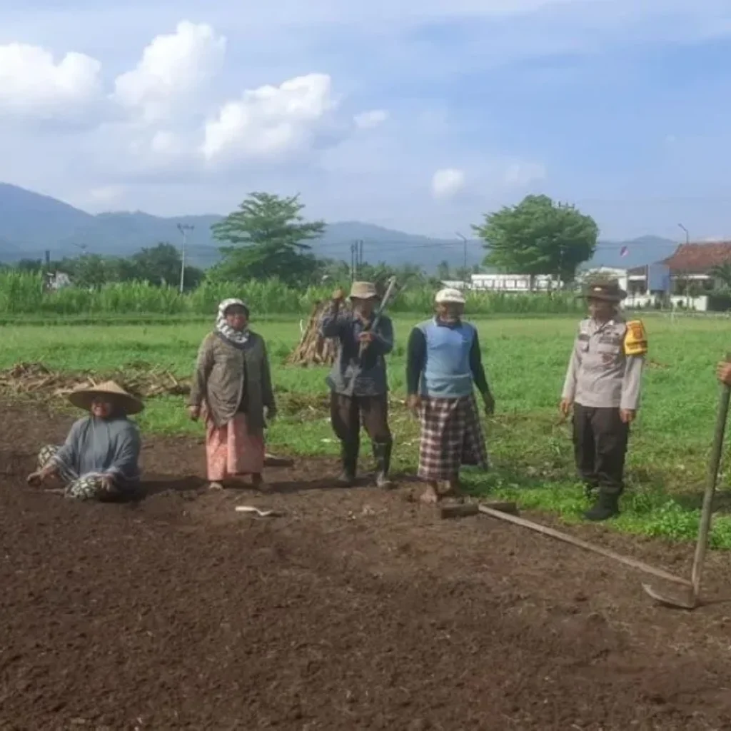 Bukan Sekadar Patroli: Aksi Nyata Polsek Gerung Dampingi Petani Lombok Barat Olah Lahan Produktif