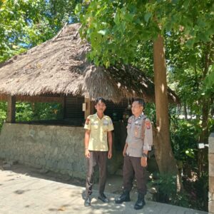 Patroli Siang Pos Pol Selong Belanak, Polisi Pastikan Keamanan Penginapan dan Villa di Desa Mekarsari