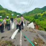 Polres Loteng Imbau Pengguna Jalan Waspadai Jalan Amblas di Montong Ajan. ‎ ‎