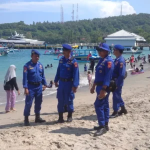 Ribuan Wisatawan Padati Pantai Batu Layar, Sat Polairud Polres Lombok Barat Siaga Penuh Amankan Lebaran Ketupat