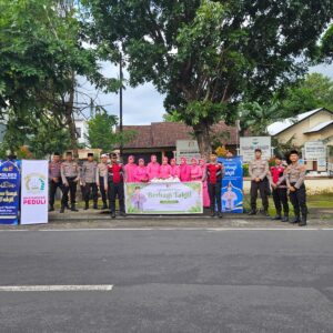 Polres Lombok Timur Rutin Bagikan Takjil, Wujud Kepedulian di Bulan Ramadhan