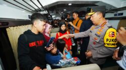 Tinjau Stasiun Surabaya Gubeng, Kapolri Instruksikan Beri Pelayanan Maksimal ke Pemudik