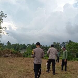 Bhabinkamtibmas Desa Jenghik Cek Lahan  Tanam Jagung Warga Binaan