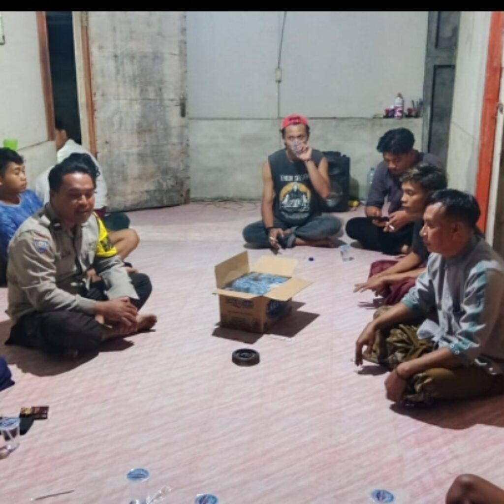 Bhabinkamtibmas Desa Sugian Giat Sambang dan Patroli Malam, Ajak Warga Jaga Kamtibmas serta Dukung Ketahanan Pangan
