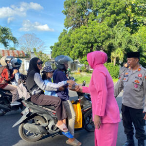 Polres Lombok Timur Berbagi Takjil, Kabag Ops: Wujud Kepedulian dan Kedekatan dengan Masyarakat