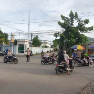 Polsek Kuripan Amankan Ngabuburit di Simpang Empat Desa Kuripan