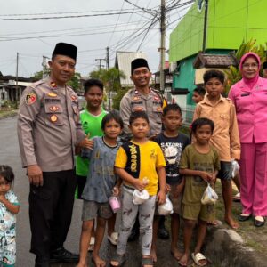 Tebar Kebaikan di Bulan Suci, Polsek Labuan Badas dan Bhayangkari Bagikan Takjil untuk Pengguna Jalan