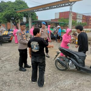 Hadirkan Kebahagiaan di Bulan Suci Ramadhan, Polsek Pelabuhan Laut Bima Berbagi Takjil dengan Buruh dan ABK