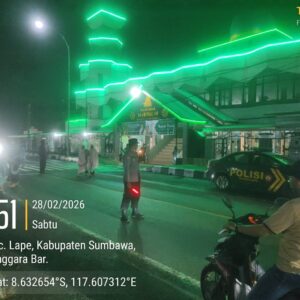 Wujudkan Kekhusyukan Ibadah, Personel Polsek Lape Amankan Shalat Tarawih di Masjid Besar Darussalam