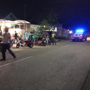 Polsek Rasanae Timur Amankan Sholat Tarawih dan Bubarkan Aksi Adu Lari Anak-Anak di Kelurahan Rabadom Barat