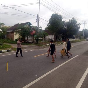 Polsek Lape Laksanakan Giat Strong Point Pagi Guna Pastikan Keamanan Pengguna Jalan