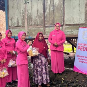Berbuat Dengan Hati, Polsek Soromandi dan Bhayangkari Bagikan Takjil dan Salurkan Bantuan Sembako Bagi Warga Kurang Mampu