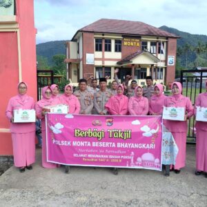 Indahnya Kebersamaan, Polsek Monta dan Bhayangkari Polres Bima Kabupaten Bagikan Takjil Berbuka Puasa Bagi Masyarakat