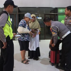 Sat Lantas Polres Sumbawa Fasilitasi Perdamaian dan Kawal Kepulangan WNA Rusia Korban Laka Lantas