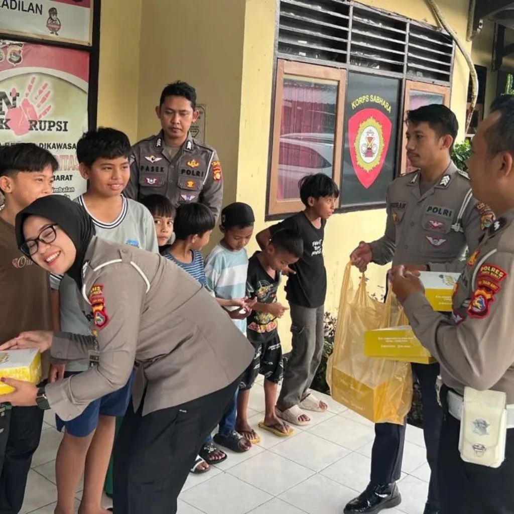 Sentuhan Kasih di Kuripan: Polres Lombok Barat Berbagi Kebahagiaan Bersama Anak Yatim