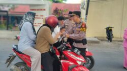 Ramadhan Penuh Kepedulian, Sat Samapta Polres Dompu Turun ke Jalan Berbagi Takjil