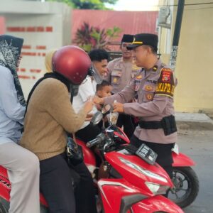 Ramadhan Penuh Kepedulian, Sat Samapta Polres Dompu Turun ke Jalan Berbagi Takjil