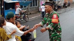 Babinsa dan Warga Ampenan Tengah Berbagi Takjil