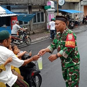 Babinsa dan Warga Ampenan Tengah Berbagi Takjil