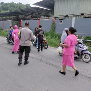 Polsek Maluk Berbagi Takjil, Wujud Hangat Bersama Masyarakat