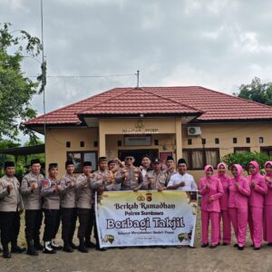 Wujudkan Kepedulian, Polsek Buer dan Bhayangkari Bagikan 120 Paket Takjil di Depan Mapolsek