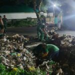 Usai Tarawih, TNI dan Warga Bersihkan Sampah Gunungsari