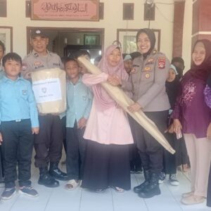 Polda NTB Tanamkan Kesadaran Kamtibmas Sejak Dini kepada Siswa SDN 4 Bajur