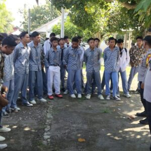 “Police Go to School” Kapolsek Madapangga Ajak Pelajar SMAN 2 Madapangga Mengisi Bulan Suci Ramadhan Dengan Kegiatan Positif