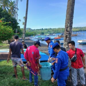 Jaga Kelestarian Laut, Sat Polairud Dompu Gelar Aksi Bersih Pantai Bersama Masyarakat