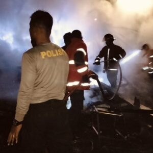 Arus Pendek Listrik Hanguskan Rumah Panggung di Desa Ngeru, Polsek Moyo Hilir Amankan TKP