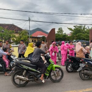 Pererat Silaturahmi di Bulan Ramadhan, Polsek Kempo dan Bhayangkari Turun Berbagi Takjil
