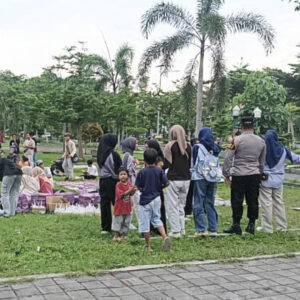 Polres Lombok Timur Amankan Aksi Mimbar Bebas dan Bagi Takjil Komunitas Baca di Taman Rinjani Selong