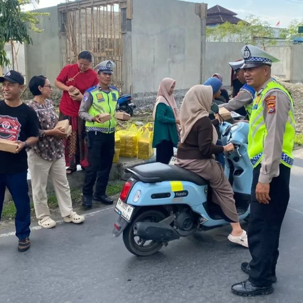 Aksi Humanis Polres Lombok Barat Jaga Kelancaran Berbagi Takjil di Dasan Geres Saat Ngabuburit Ramadan