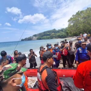 Ditpolairud Polda NTB Evakuasi Jenazah Tanpa Identitas dari Perairan Senggigi ke RS Bhayangkara
