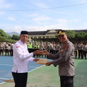 563 Personel Polres Bima Kota Serahkan Zakat Fitrah kepada Baznas Kota Bima