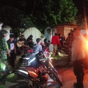 Sinergi Jaga Stabilitas Kamtibmas di Bulan Suci Ramadhan, Polsek Woha dan Koramil Woha Gelar Patroli Gabung