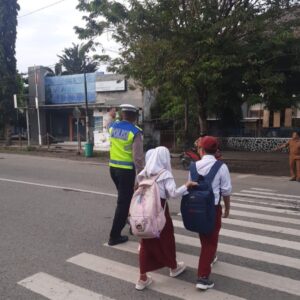 Sat Lantas Polres Bima Kota Laksanakan Rawan Pagi, Bantu Anak Sekolah Menyeberang Jalan