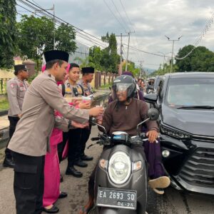 Kapolres Bima Kota Bersama Ketua Bhayangkari Cabang Bima Kota Berbagi Takjil kepada Masyarakat