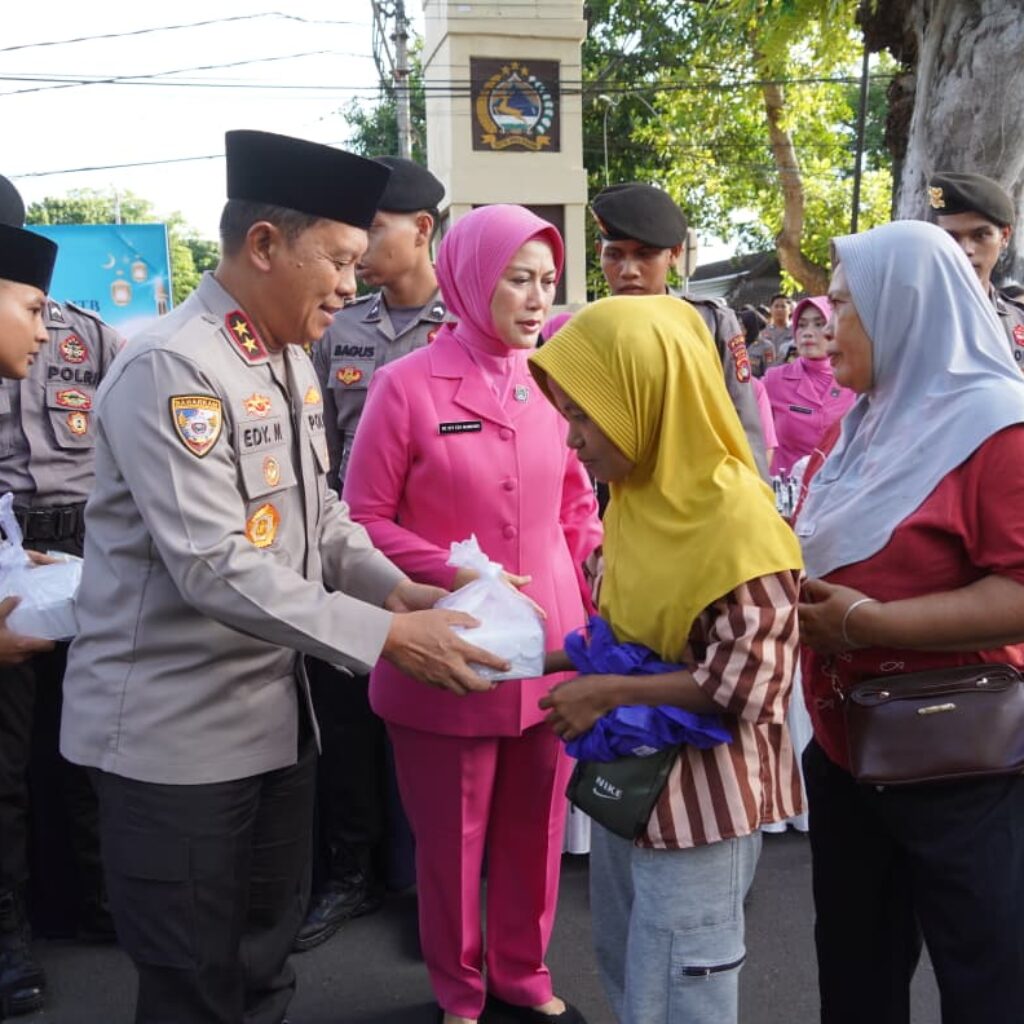 Sore Ramadhan di Mataram, Kapolda NTB Berbagi Takjil untuk Warga