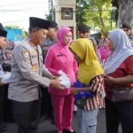 Sore Ramadhan di Mataram, Kapolda NTB Berbagi Takjil untuk Warga