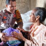 Mengabdi Dengan Hati, Bhabinkamtibmas Polsek Woha Salurkan Bantuan Sembako Bagi Lansia