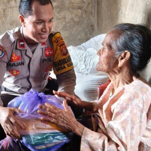 Mengabdi Dengan Hati, Bhabinkamtibmas Polsek Woha Salurkan Bantuan Sembako Bagi Lansia
