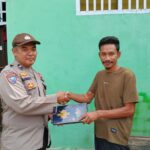 Bhabinkamtibmas Polsek Sanggar Bagikan Perlengkapan Sholat Bagi Warga Binaannya