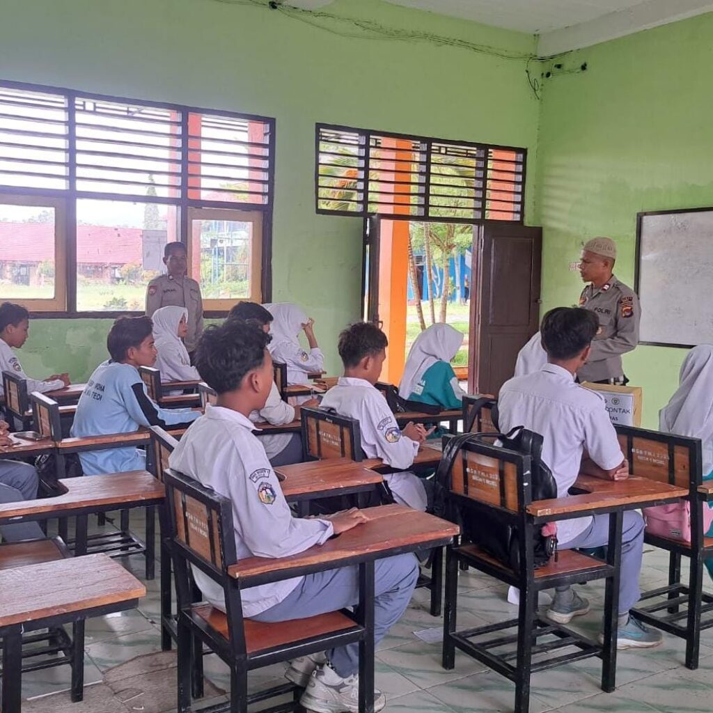 “Police Go to School” Satbinamas Polres Bima Kabupaten Sosialisasi Bijak Dalam Bermedsos di SMAN I Woha