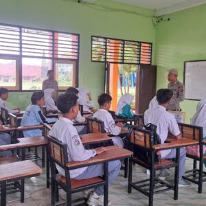 “Police Go to School” Satbinamas Polres Bima Kabupaten Sosialisasi Bijak Dalam Bermedsos di SMAN I Woha